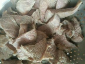 锅内添水煮至沸腾，放入牛肉煮10分钟，撇去血沫捞出沥干水分