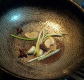 锅内放油，油热之后倒入葱姜蒜和八角，小火煸炒出香味