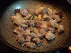 放入牛肉块，倒入料酒和生抽老抽，翻炒均匀