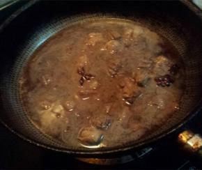 牛肉块变色之后加入没过食材的开水，大火烧开转至小火煮1个小时左右