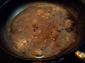 牛肉块变色之后加入没过食材的开水，大火烧开转至小火煮1个小时左右