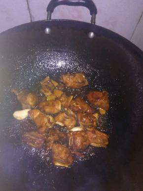 排骨热水焯一下，捞起沥干，起锅倒适量油小火炒糖色，溶解后放入排骨翻炒，依次放入配料翻炒出香味