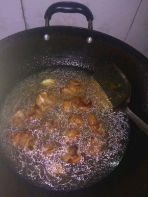 倒入水没过排骨，放生抽、老抽、盐大火烧开转小火焖熟