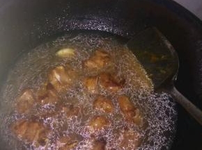 倒入水没过排骨，放生抽、老抽、盐大火烧开转小火焖熟