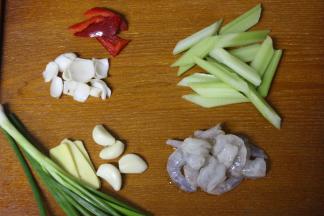 处理好虾线的虾仁用盐，味精，料酒腌渍2分钟，再放生粉搅匀，并且备好芹菜，红椒片，百合，蒜，姜片，葱段。