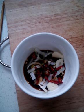 葱姜蒜切成融状，依照个人口味放盐、酱油等调味料