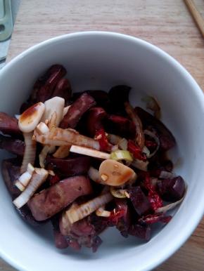 用调好的酱汁沾着吃