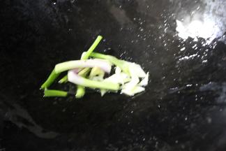 再重新往锅中倒油，待其8分熟后，加入葱段，姜片，蒜泥爆香