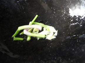 再重新往锅中倒油，待其8分熟后，加入葱段，姜片，蒜泥爆香