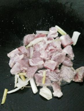 热锅放油，倒入蒜、姜、葱头爆香，放入五花肉爆炒