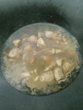 转大火，倒入一大碗开水开始焖煮