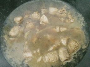转大火，倒入一大碗开水开始焖煮
