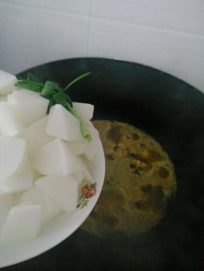 盖上锅盖大火煮开两三分钟，放入葱结和萝卜块