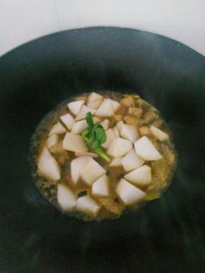 大火烧开盖上锅盖焖煮，时间：中火焖10分钟+小火焖15分钟（中间记得翻下，让汁更均匀煮开）