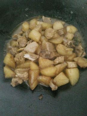 萝卜块表面变透明，锅里汤汁剩下不多就可以关火装盘了