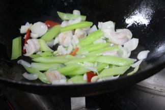 再把焯熟的材料重新倒入锅中，最后根据口味依次加入盐，味精，鸡粉，白糖，料酒，继续翻炒20秒即可出锅。