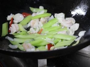 再把焯熟的材料重新倒入锅中，最后根据口味依次加入盐，味精，鸡粉，白糖，料酒，继续翻炒20秒即可出锅。