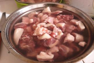 处理好之后将鸭子切成合适的大小，洗净之后控干水分备用。如果你买的是一整只鸭，记得切掉鸭子的屁股