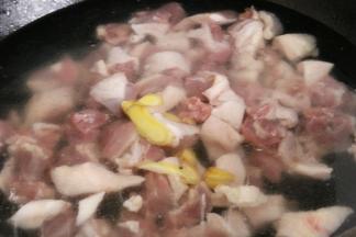 锅内加冷水，放入切好的鸭块焯水，加入适量的葱段，姜片和蒜片，可以去除腥味，大火煮开，煮的过程中会浮出血沫，一定要及时的用勺子撇干净，这样鸭块的味道才鲜