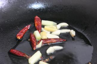 油温8分热的时候放花椒粒，八角，葱段，姜片，蒜片，干辣椒小火炒出香味