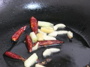 油温8分热的时候放花椒粒，八角，葱段，姜片，蒜片，干辣椒小火炒出香味