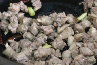 倒入少许的老抽上色，在加入少许的白糖提鲜，翻炒均匀