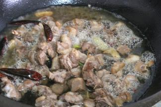 倒入啤酒，让啤酒没过鸭块