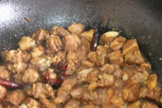 汤汁逐渐浓稠之后开大火收汁