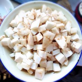 茄子去皮切丁，加少许盐水浸泡