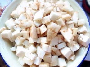 茄子去皮切丁，加少许盐水浸泡