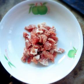 五花肉洗好切丁