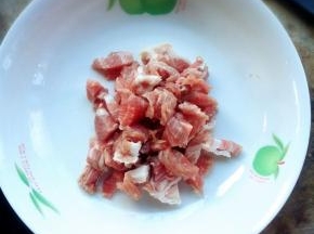 五花肉洗好切丁
