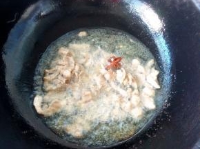热锅凉油，倒入大蒜八角炒肉，将五花肉的香味炒出来