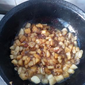 肉变色后加茄子翻炒，茄子煸炒透加豆瓣酱上色