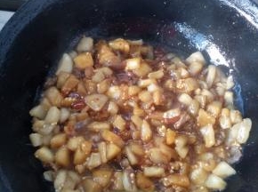肉变色后加茄子翻炒，茄子煸炒透加豆瓣酱上色