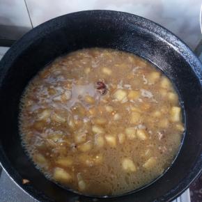 加适量热水，倒料酒和醋调味，盖上锅盖大火煮