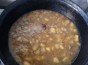 加适量热水，倒料酒和醋调味，盖上锅盖大火煮