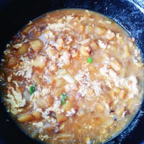 开锅后，倒入蛋液，鸡蛋煮熟后撒上葱叶出锅