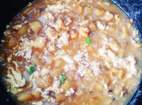 开锅后，倒入蛋液，鸡蛋煮熟后撒上葱叶出锅