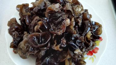 木耳用水泡发，清洗干净