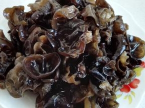 木耳用水泡发，清洗干净