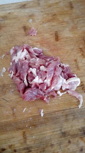 猪肉洗净切成片状，葱花备用