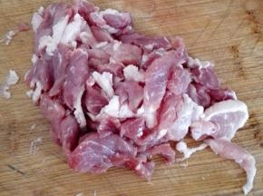 猪肉洗净切成片状，葱花备用