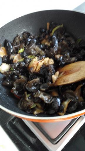 放入肉片翻炒，炒至肉片变色加入木耳和生抽，翻炒均匀