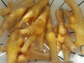 锅中加清水、白醋、糖和鸡爪，大火烧开后煮十分钟左右，捞出风干水分