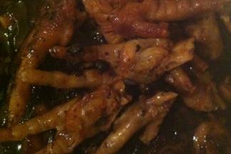 腌制料、蒜蓉豆鼓入油锅爆香，加豆瓣酱炒香，转小火加入料酒、生抽、老抽、糖、鸡粉、耗油，最后加生粉和水调成汁，放入鸡脚腌制半个小时左右，中途翻一下进味