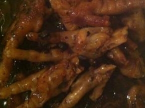 腌制料、蒜蓉豆鼓入油锅爆香，加豆瓣酱炒香，转小火加入料酒、生抽、老抽、糖、鸡粉、耗油，最后加生粉和水调成汁，放入鸡脚腌制半个小时左右，中途翻一下进味