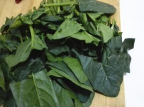 将菠菜去根洗净切成小块备用