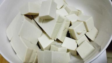 豆腐切成小块备用
