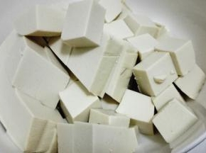 豆腐切成小块备用